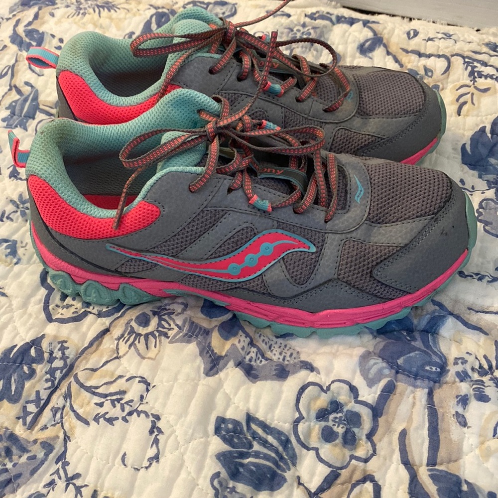 Used saucing grid sneakers